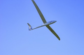 A Schempp-Hirth Arcus E motor glider, registration D-KWKU, during a screening as part of an air