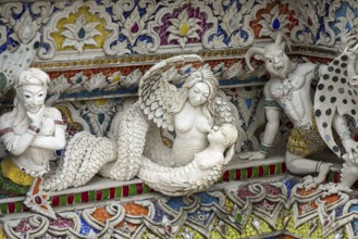 Decorative elements with pop culture references (for example comics, superheroes) in the stucco and