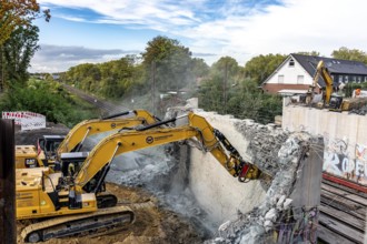 Demolition of an old road bridge, Weierstraße, then new construction of the bridge for the