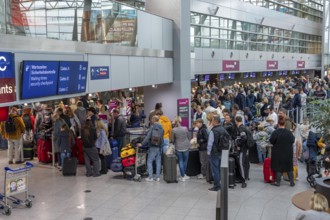 Full check-in hall, queues, Terminal B, many thousands of people take off on the first day of the