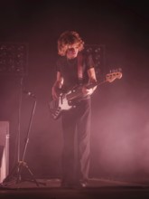 Noah Hill, Bassist von Parcels live in der Berliner Max-Schmeling-Halle am 04.10.2025