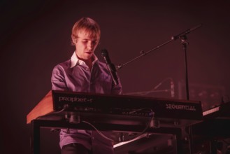 Louie Swain, Keyboarder von Parcels live in der Berliner Max-Schmeling-Halle am 04.10.2025