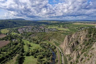 Ausblick vom Rotenfels, einer Steilwand am Naheufer im Naturpark Soonwald-Nahe, auf das Nahetal und