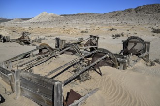 Verrostete Trommelsiebe im Wüstensand, Pomona, Diamentensperrgebiet, bei Lüderitz, Region Karas,