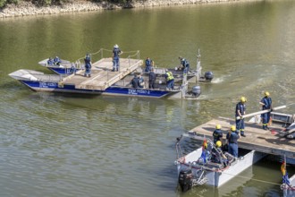 Construction of a multi-purpose pontoon, the specialist group for water hazards, in Düsseldorf, the