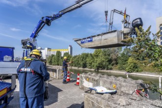 Launching, with crane, of a THW multi-purpose boat in front of a training trip on the Rhine, near