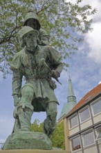 Sculpture Huckup monument by Carl Röder 1905, carrying figures on the back, modern art, bronze