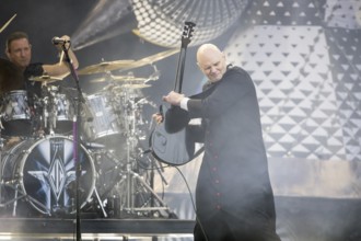 Jimmy Chamberlin (drummer) and Billy Corgan (singer) from The Smashing Pumpkins live on The Aghori
