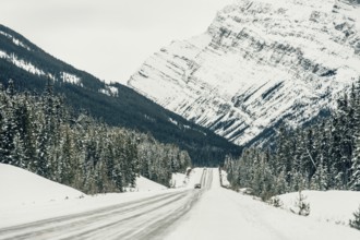 Winter road trip on the Icefields Parkway with lots of snow and ice, Banff National Park, Jasper