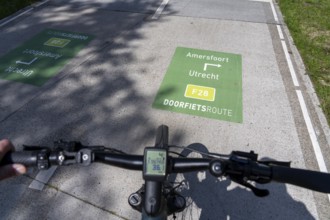 Long-distance cycle route F28, so-called Doorfietsroute, through cycle route, in the province of