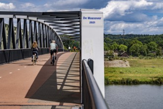 De Massover cycle path bridge, over the Meuse south of Nijmegen, near Cuijk, part of the