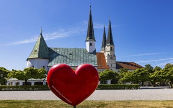 Chapel of Grace and Stiftspfarrkirche Sankt Philippus und Jakobus am Kapellplatz, place of