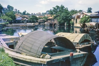 Port activity, sampan boats on the Singapore River, Singapore, southeast Asia c 1963