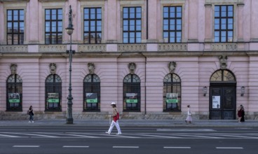 Road traffic and pedestrians on the carriageway in Berlin-Mitte, Unter den Linden, Berlin, Germany