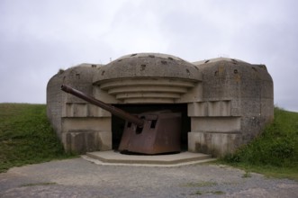 German Krupp 15 cm cannon, gun, in the bunker of the Le Chaos battery, gun battery, Atlantic Wall,
