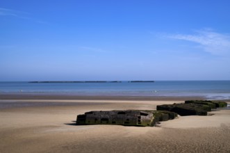 Phoenix Caissons, concrete boxes, caissons, were used in the sea as breakwaters and to form an