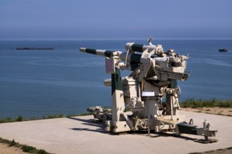 German 8, 8 cm gun, cannon, anti-aircraft gun, behind it Phoenix Caissons, caissons, concrete