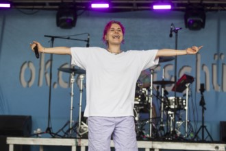 Eva Sauter, singer of the band ok.danke.tschüss at the Highfield Festival on Sunday, Störmthaler