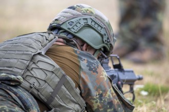 Symbolic image of the Bundeswehr: Soldier during an exercise