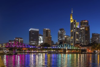 Frankfurt sets an example: The Eiserner Steg will shine in rainbow colours for Christopher Street