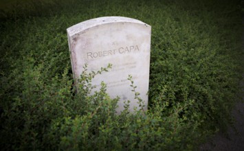 Separate memorial stone for war reporter Robert Capa, actually André Endre Erno Friedman, Mémorial