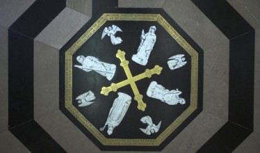 Interior view, floor labyrinth, commemorative plaque in honour of the builders and master builders