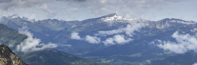 Mountain panorama from Zeigersattel to Hoher Ifen, 2230m, Kleinwalsertal, Vorarlberg, Allgäu Alps,