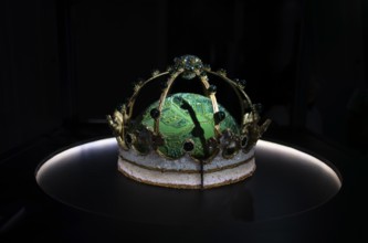 Velvet and pearl crown on hemisphere symbolising aerial view of the Champagne vineyards, by Baqué