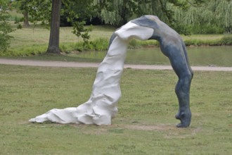 Sculpture Arched Figure by Grace Schwindt 2020, Blickachsen 14, modern art, abstract art, female