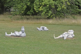 Sculpture Astronauts by Pawel Althamer 2023, Blickachsen 14, modern art, three reclining bizarre
