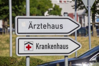 Directional arrows on a roundabout labelled ÄRZTEHAUS and KRANKENHAUS