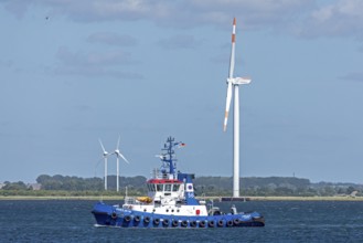 Tugboat, wind turbines, Warnow, Warnemünde, Rostock, Mecklenburg-Western Pomerania, Germany