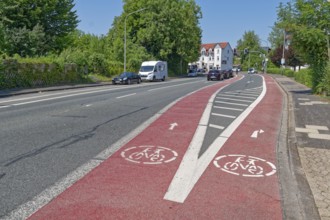 Divided cycle lanes for cyclists going straight ahead and turning right in front of a traffic light