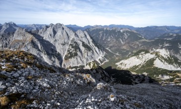 Mountain panorama from the summit of the Gamsjoch, view of Laliderer Tal and Rißtal with summit