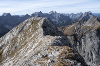 Mountain panorama, mountaineer on the ridge of the Gamsjoch, transition to the main summit of the