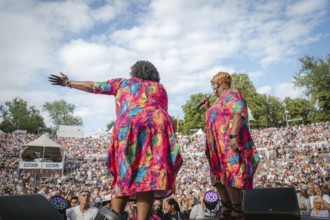 Dynelle Rhodes (Armstead) and Dorrey Lyles, singers of the Weather Girls at the Berlin Rundfunk 91