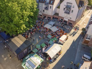 Large crowd at an open-air event, surrounded by buildings and trees, 950 years Weil der Stadt
