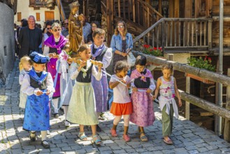 Women and children carrying the statue of the Virgin Mary with the Infant Jesus in the Corpus
