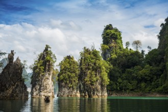 Lake with jungle and rainforest and steep mountains, Cheow Lan Lake, Khao Sok National Park, Phang