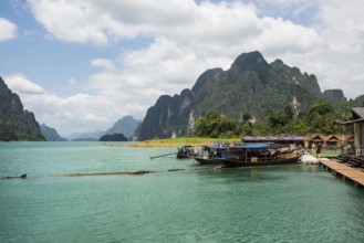 Floating houses on lake with jungle and rainforest and steep mountains, Cheow Lan Lake, Khao Sok