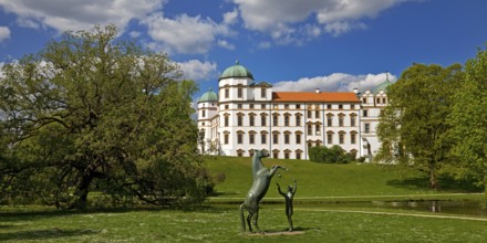 Artwork with the title Hengst Wohlklang in der Freiheitsdressur by Ulrich Conrad in the park of