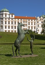 Artwork with the title Hengst Wohlklang in der Freiheitsdressur by Ulrich Conrad in the park of