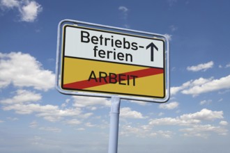 (photomontage) : Town exit sign with the inscription BETRIEBSFERIEN / ARBEIT against a blue sky
