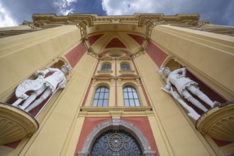 Main façade with two sculptures, the giant Haymon and his opponent the giant Thyrsus, legendary