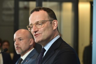 On the right, the chairman of the CDU/CSU parliamentary group, Jens Spahn (CDU), and his deputy