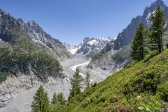 Picturesque mountain landscape with imposing mountain peaks and glaciers, Grand Balcon Nord, Mer de