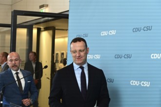 On the right, the chairman of the CDU/CSU parliamentary group, Jens Spahn (CDU), and his deputy