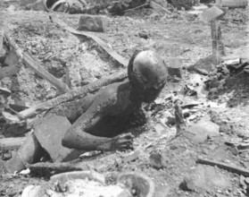 War victims, civilians. Presumably Shangai or in the immediate vicinity. Second World War in Asia.