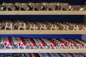 Sales shelf Trauffer toy wooden cows