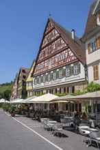 View over the town hall square to the Kielmeyerhaus, historic half-timbered buildings with outdoor